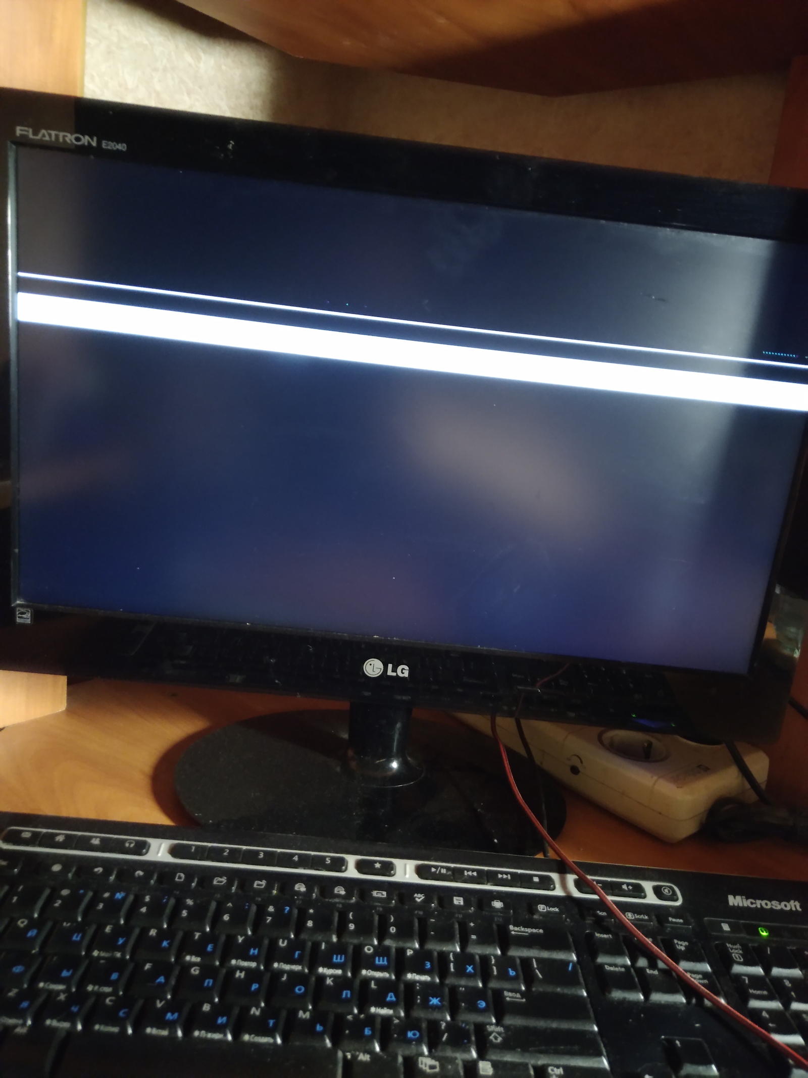 Черный экран с надписями при включении компьютера