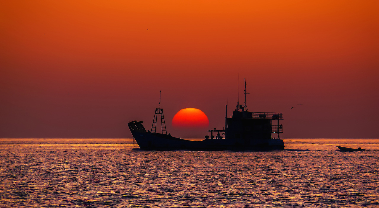 A study in Scarlet - The photo, Sea, Ship, Red Sun