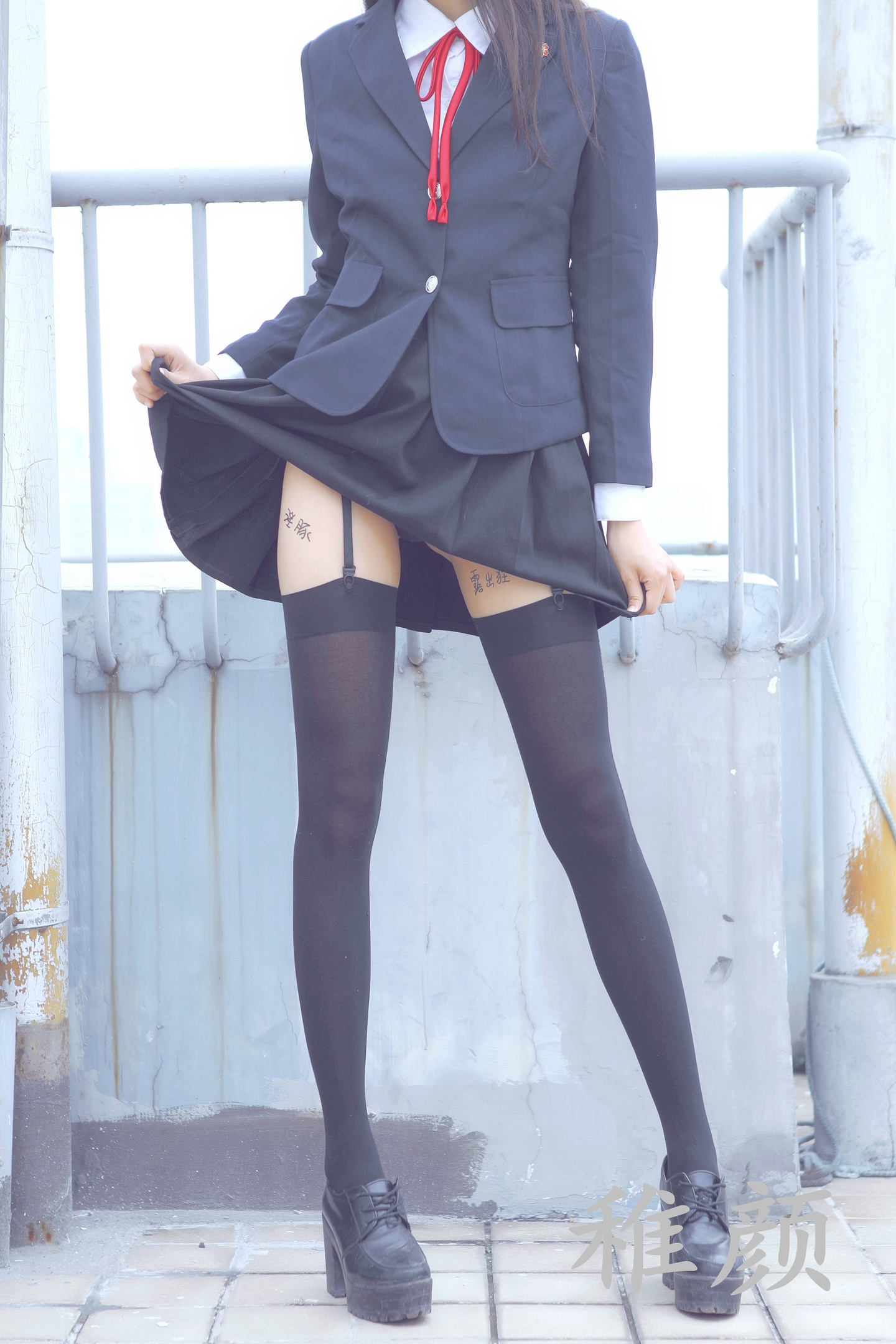 School girl stockings. Японская школьница в чулочках. Японские школьницы в чулках. Японские школьники в чулках. В школьной форме и чулках.