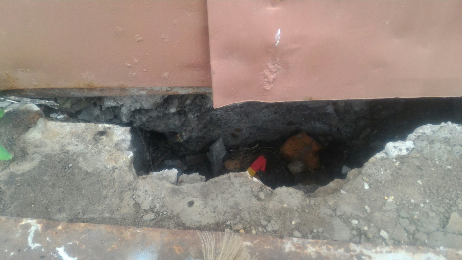 Hole under garage door - My, No rating, Garage, Longpost