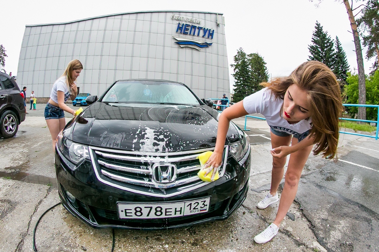 Group wash. Хк Сибирь моет машины. Девушка моет машину во дворе дома. Автомойка хк Сибирь. Бабы моют машины Киа.