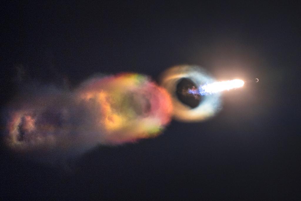 I successfully guessed when the Falcon 9 would go into supersonic mode, leaving these beautiful rainbow rings in its wake, and took this photo. - The photo, Falcon 9, Running, Rocket, Rainbow, Reddit