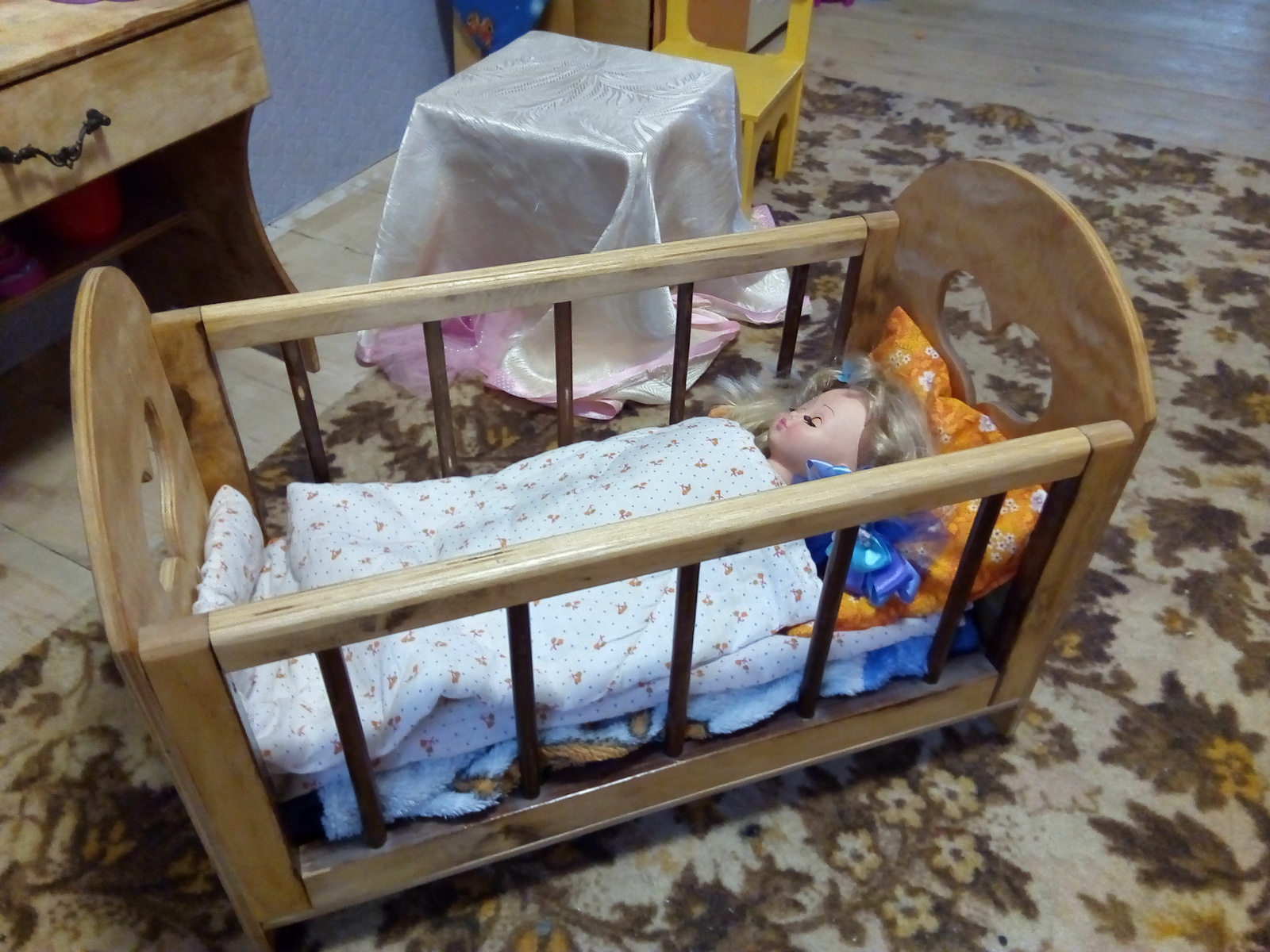Детская кроватка для куклы с вензелем из оргстекла в изголовье | Пикабу