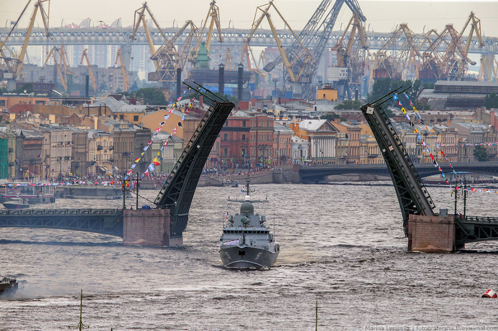 Для репетиции и проведения парада на День ВМФ закроют водные пути Петербурга