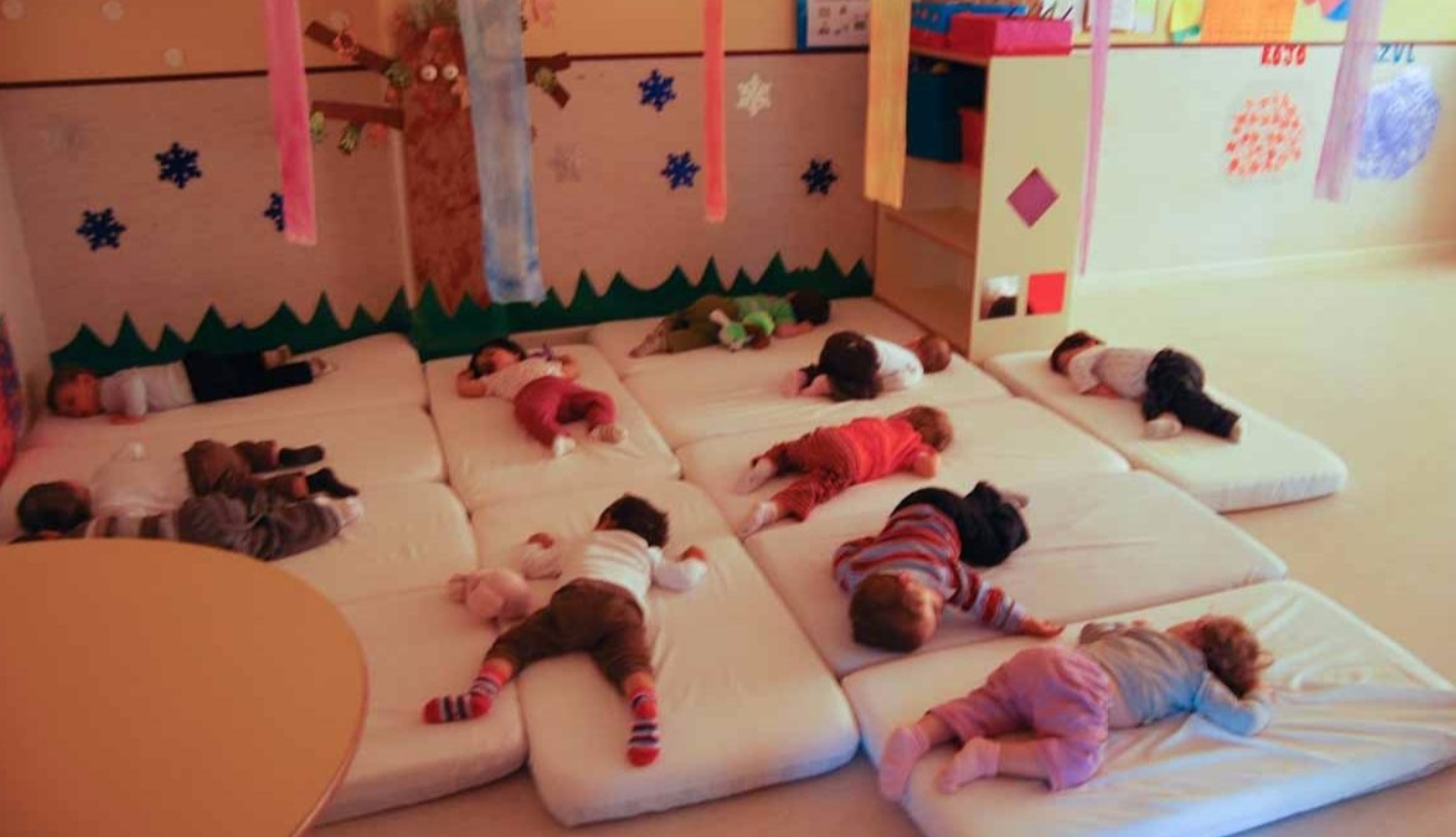 Игры дети спят. Детский сад в Испании сон. Сон в садике. Тихий час в детском саду. Сон час в детском саду.