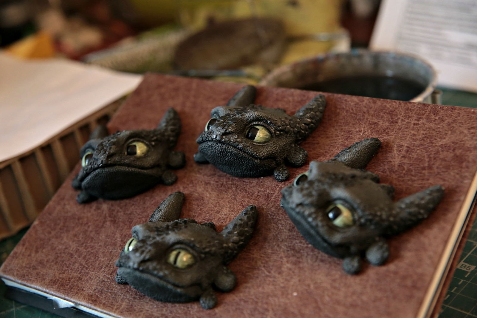 Toothless (brooch/magnet) - My, Toothless, How to train your dragon, Handmade, Creation, Лепка, Sculpture, Brooch, Magnet, Longpost