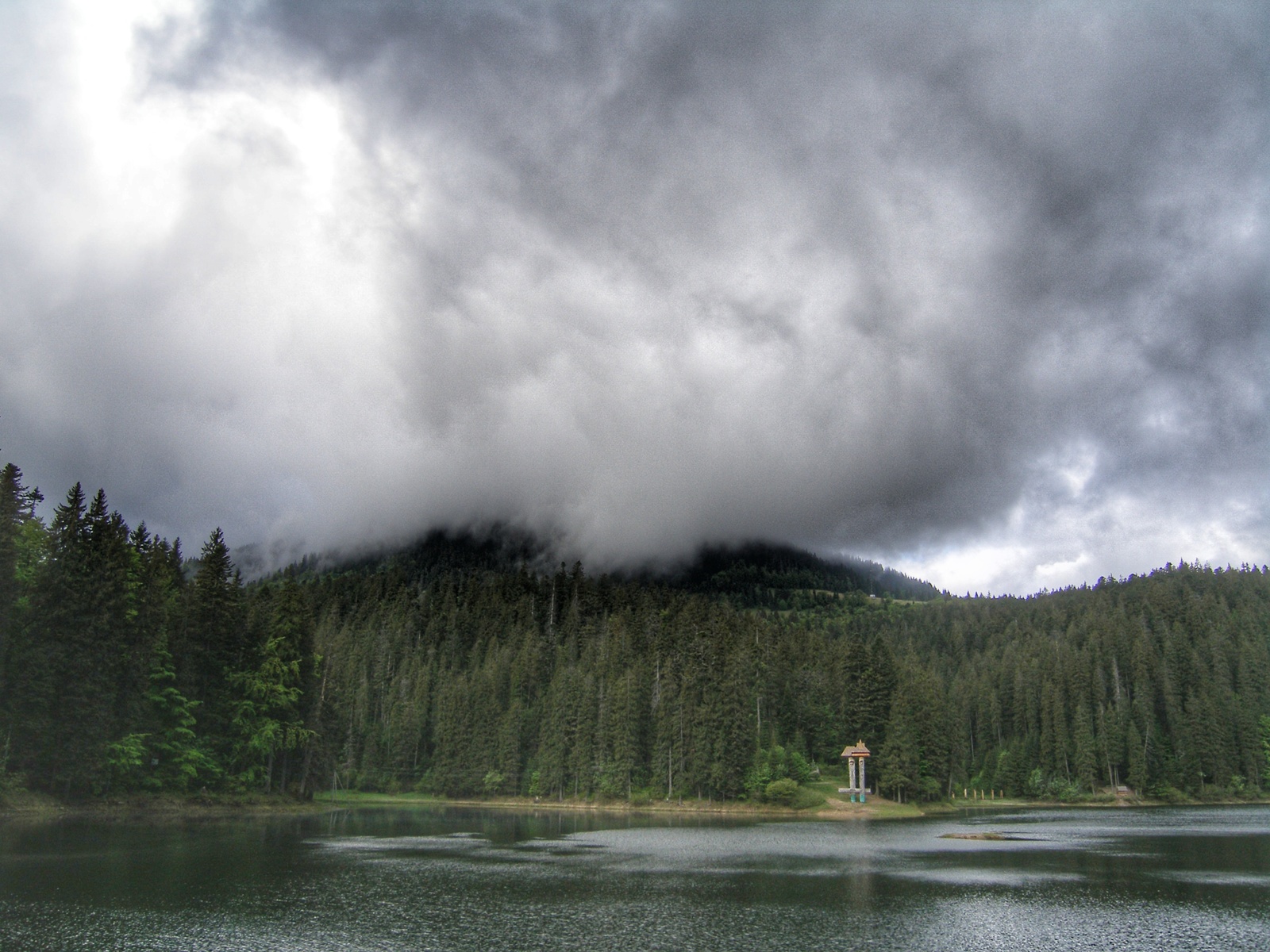 The cloud got hooked - My, Lake, The mountains, Carpathians, Synevyr, The clouds, The photo, Landscape