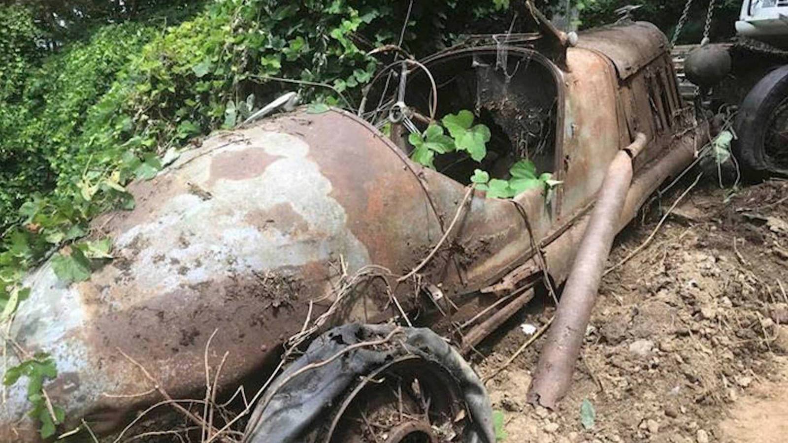 При сносе здания нашли десяток довоенных авто | Пикабу