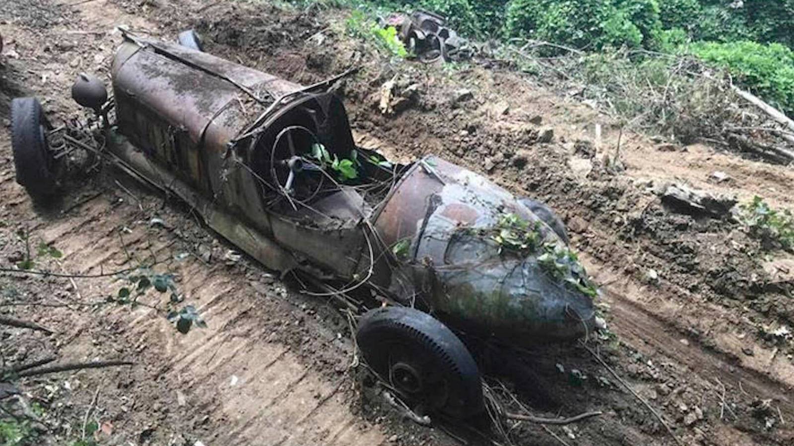 При сносе здания нашли десяток довоенных авто | Пикабу