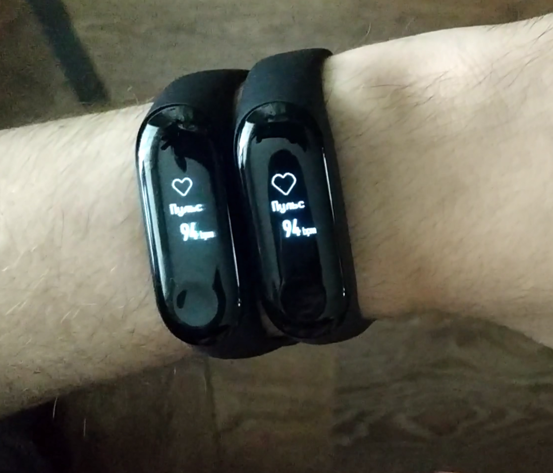 The power of randomness. xiaomi mi band 3 vs xiaomi mi band 3 - My, Mi band 3, Random, Vs, Xiaomi, Longpost, Versus