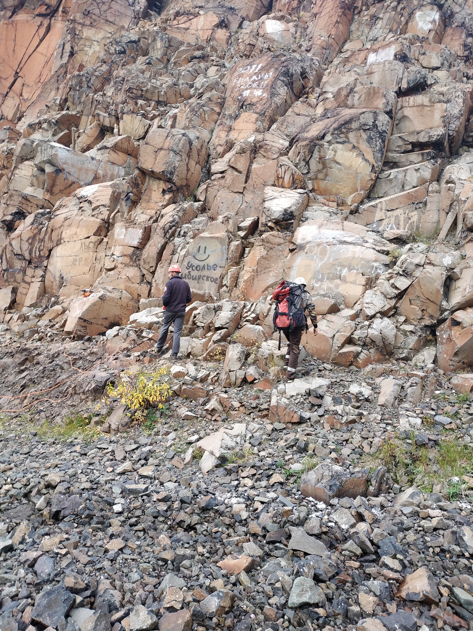 Climbers remove inscriptions from the rocks with grinders in the area of ??the Red Stones waterfalls, Norilsk - My, Chistoman, Norilsk, Talnakh, Usolye-Sibirskoye, Vandalism