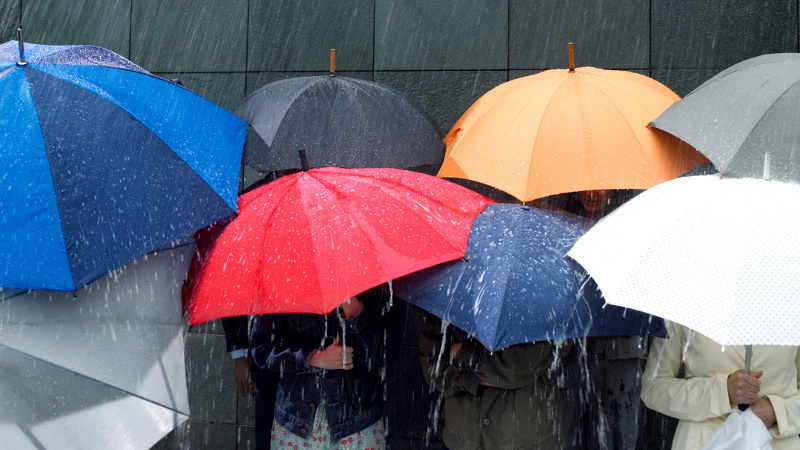Почему человек под сильным дождем идет без зонта? - к 1 ответ
