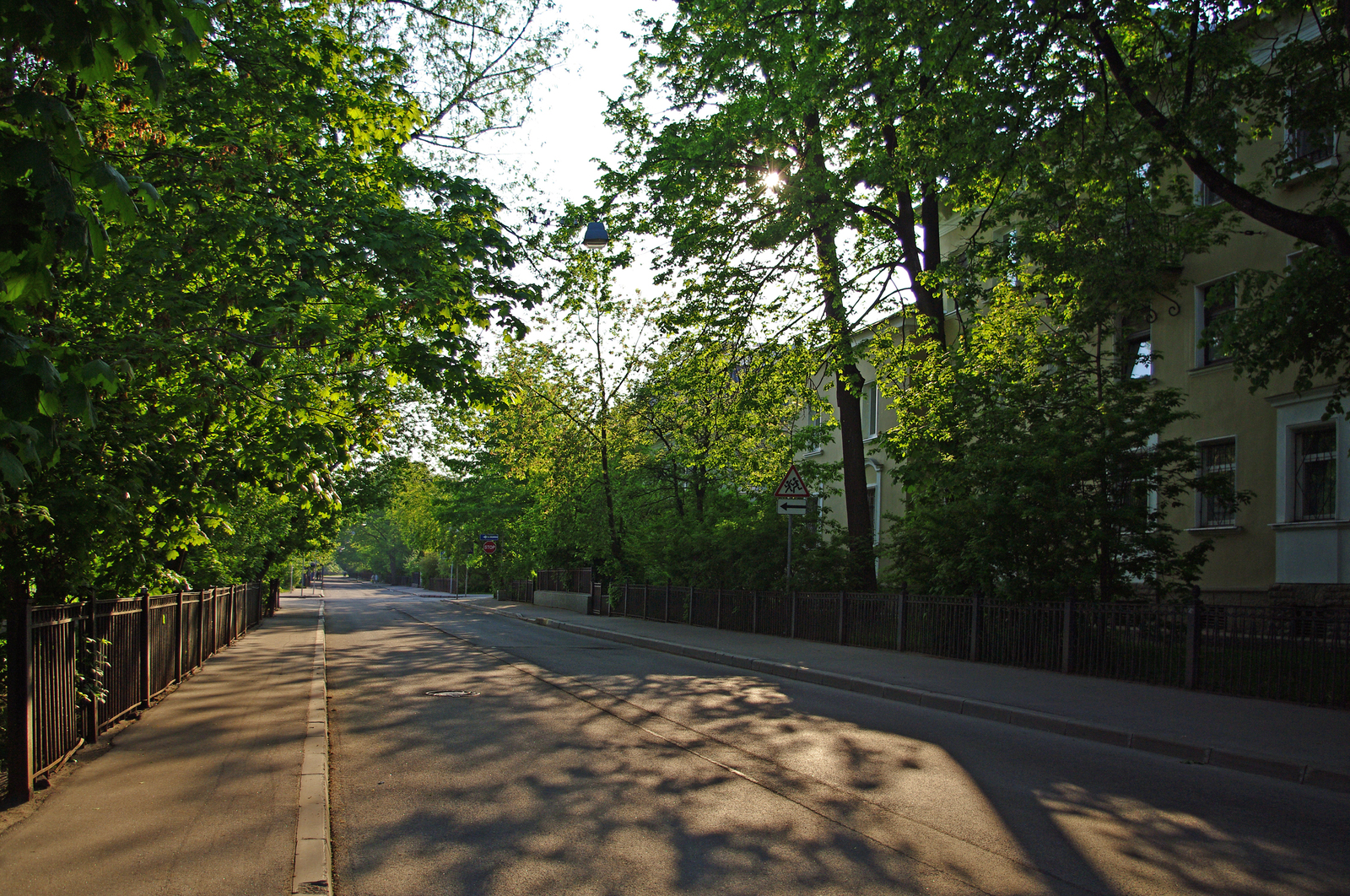 An area surrounded by greenery. - My, The photo, Saint Petersburg, Black River, Cityscapes, Courtyard, Evening, Summer, Cosiness, Longpost, Street photography