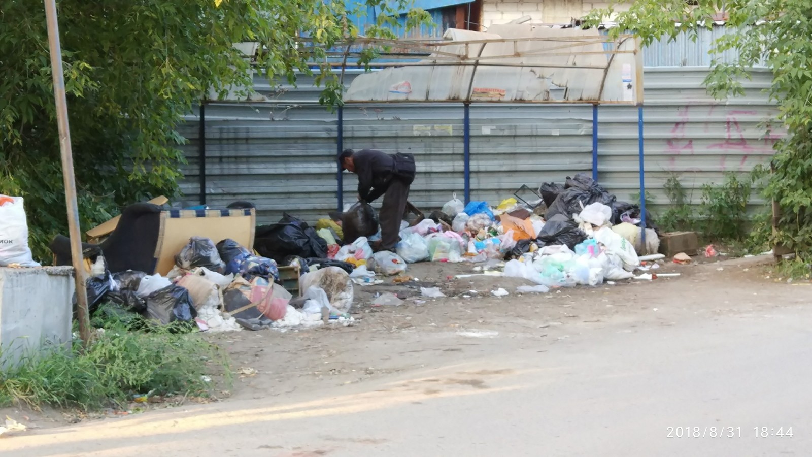 Sidewalk dump? - My, Yekaterinburg, Administration, Dump, Inaction, Rudeness, Longpost