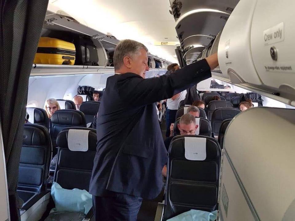 Poroshenko accidentally photographed on a regular plane - Petro Poroshenko, Airplane