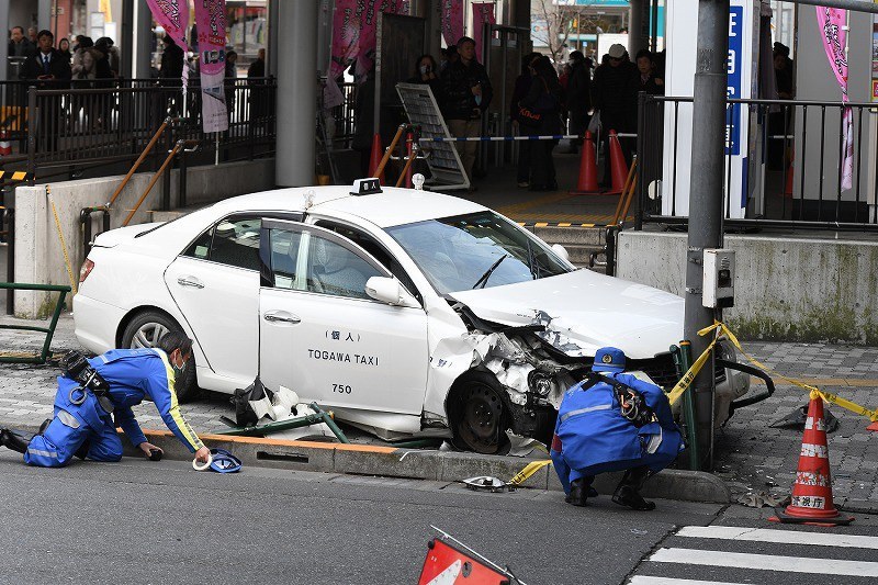 Who cleans the glass? - Japan, Police, Street cleaning