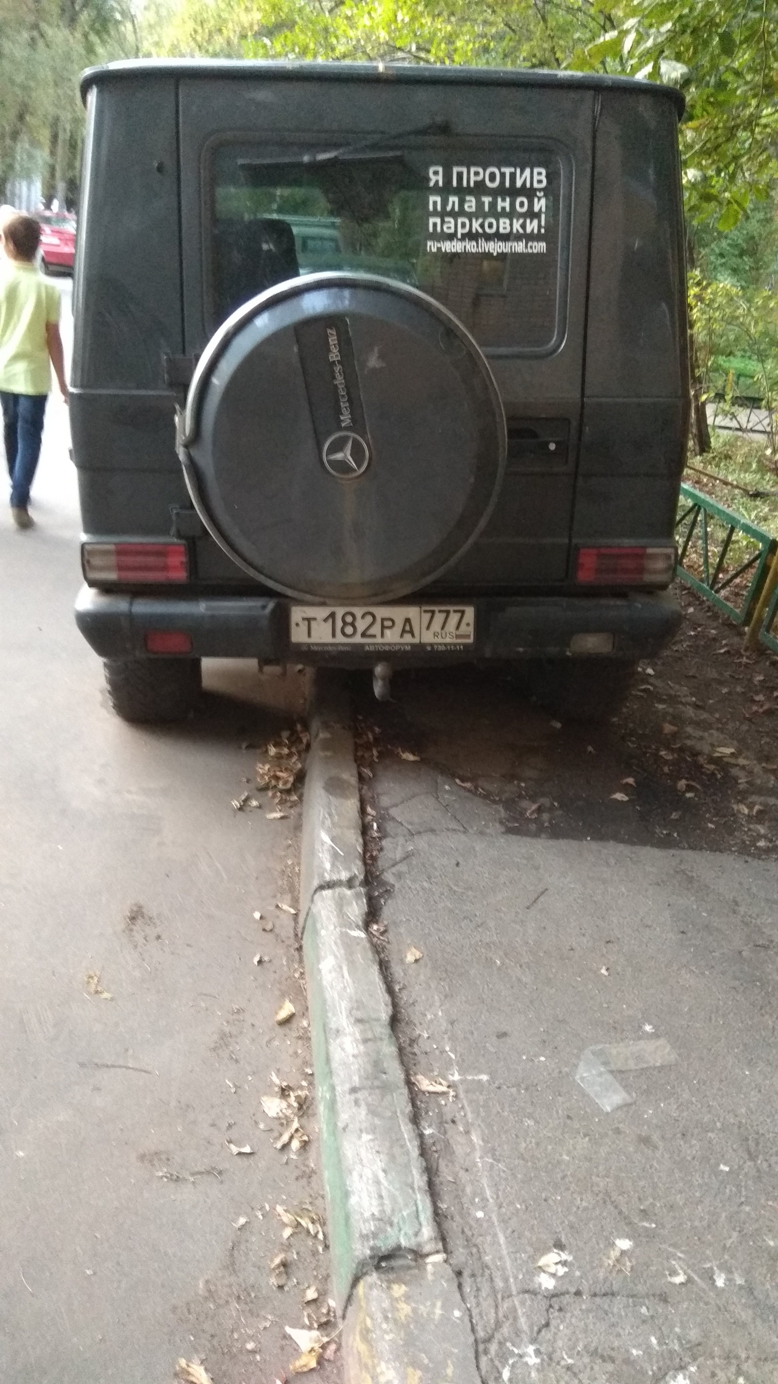 Парковка на тротуаре и Помощник Москвы. | Пикабу