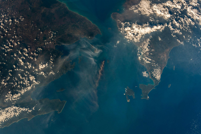 Anak-Krakatau volcano from the ISS - Volcano, The photo, Geography, GIF, Longpost, ISS, Krakatoa volcano