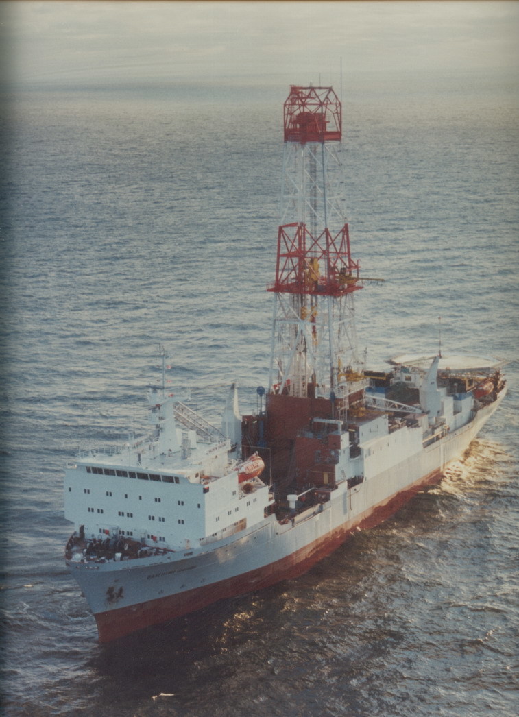 Floating drilling rigs of the times of the USSR in Murmansk - My, Shelf, Arctic shelf, Offshore drilling, Longpost