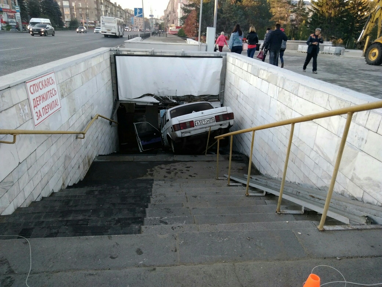 The railing didn't help. - Underground pass, Road accident, Omsk