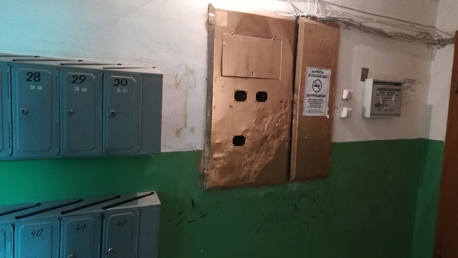 Электрощитовой шкаф в подъезде