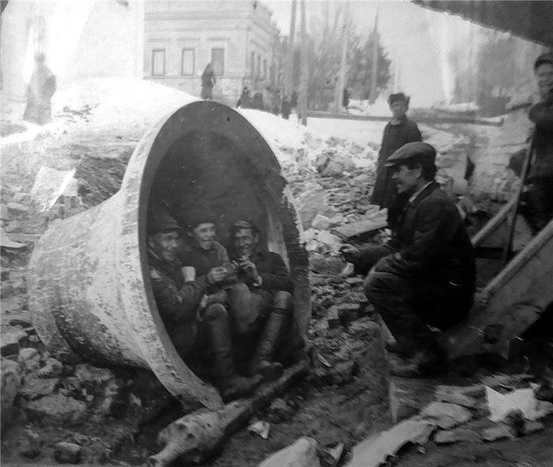 Рабочие отдыхают в сброшенном ими церковном колоколе, 1933 год. - Фотография, История, СССР