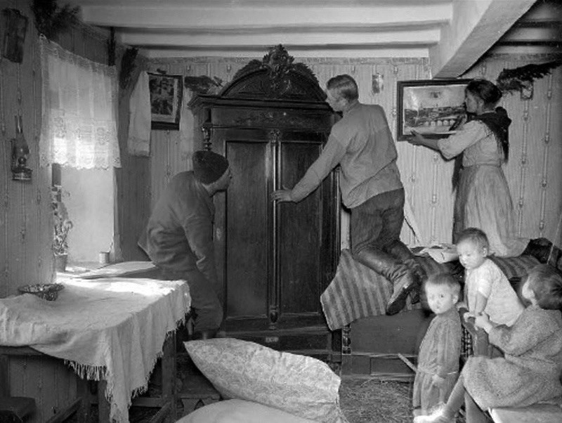 Housewarming - the family of a former farm laborer moves into a kulak's house, 1929. Photographer: Max Alpert. - Story, the USSR, Dekulakization, Communism