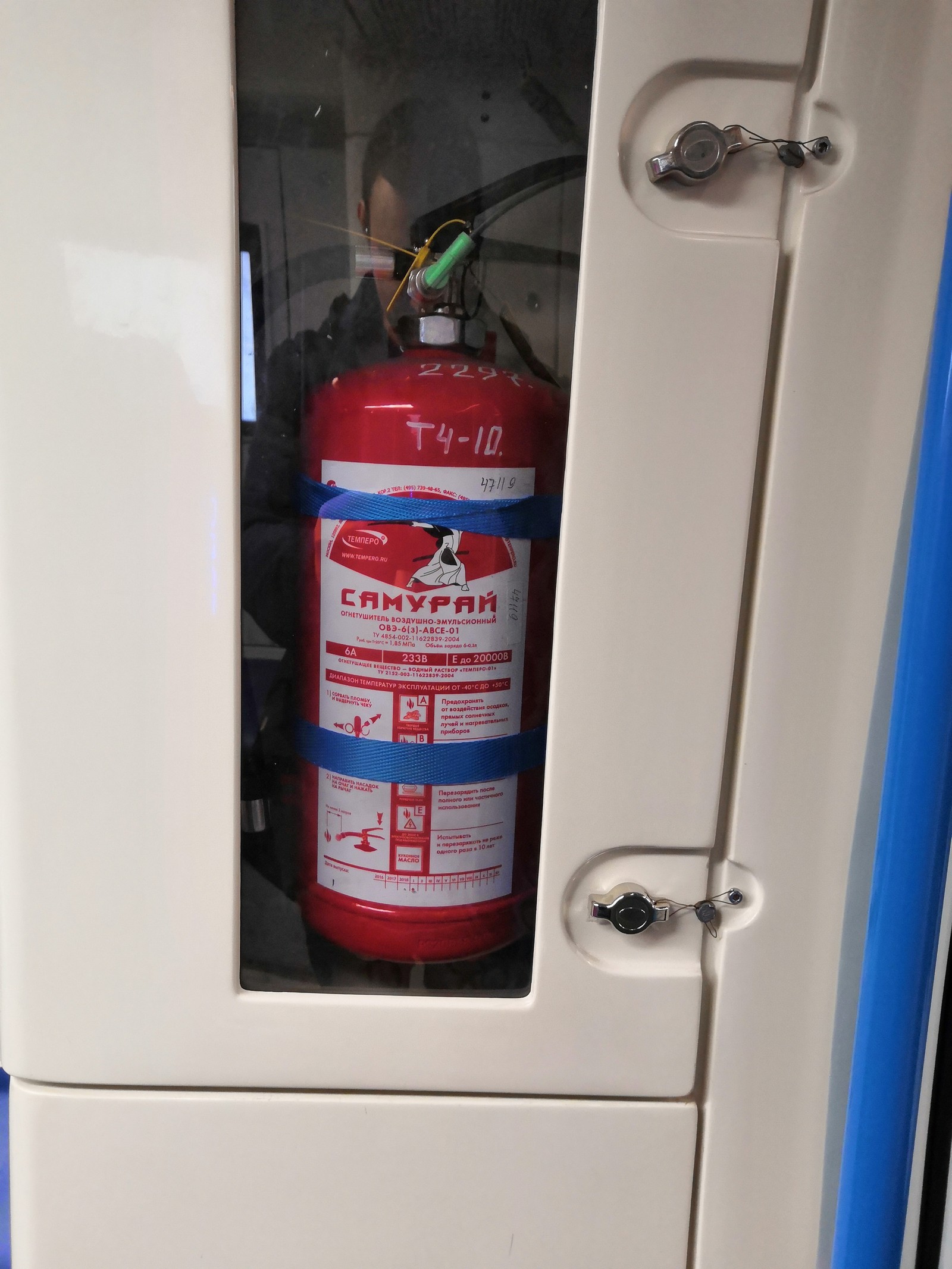 Russian fire extinguishers in the subway. - My, Images, Metro, Fire extinguisher, Unexpected, Moscow, Samurai