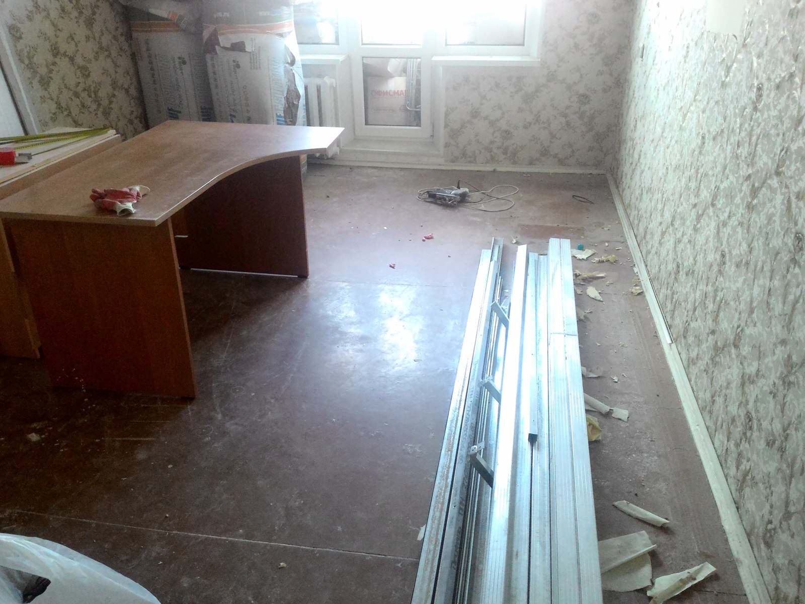 Do-it-yourself repair in Khrushchev (part 9: ceiling and floor in the hall) - My, Repair, Khrushchev, , With your own hands, Longpost, Panel house