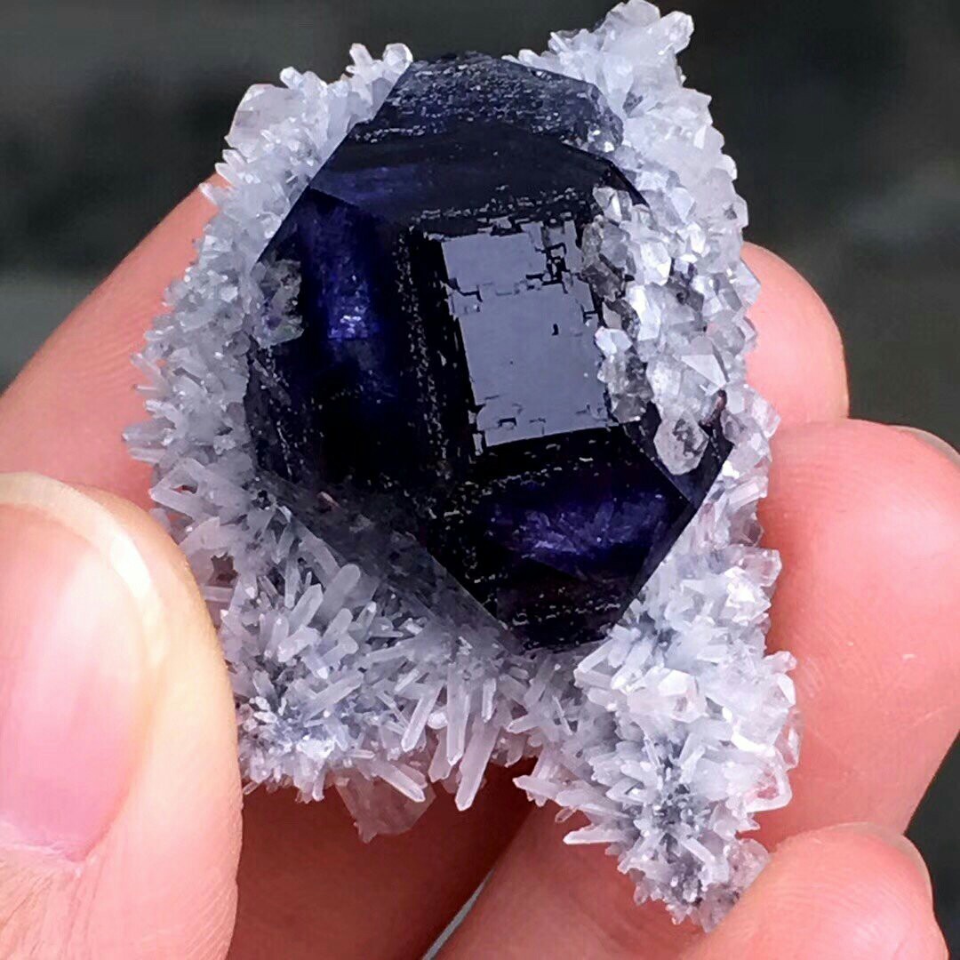 An ideal deep fluorite crystal on a quartz matrix. - Crystals, The photo, Nature, beauty of nature, beauty, Interesting, Quartz