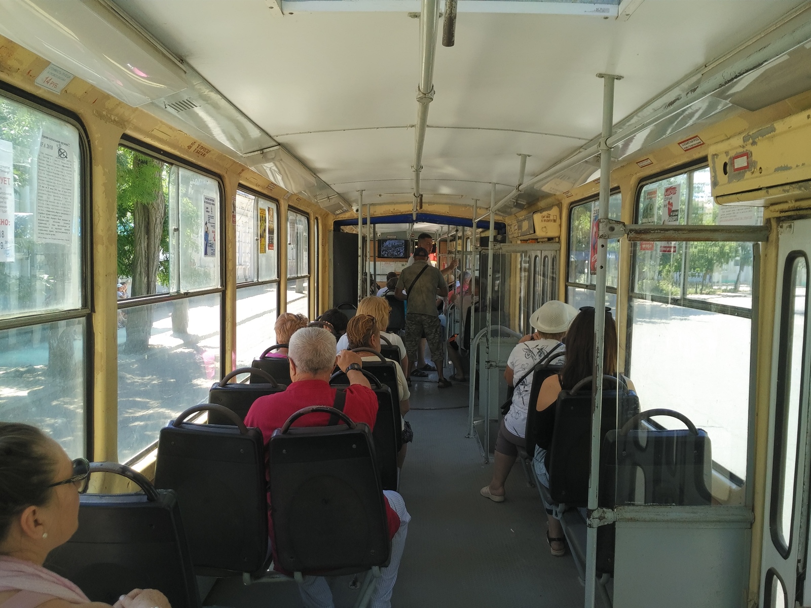 Экскурсии на трамвайчиках. Евпаторийский трамвай внутри. Учебный трамвай внутри. Треугольник внутри трамвай.
