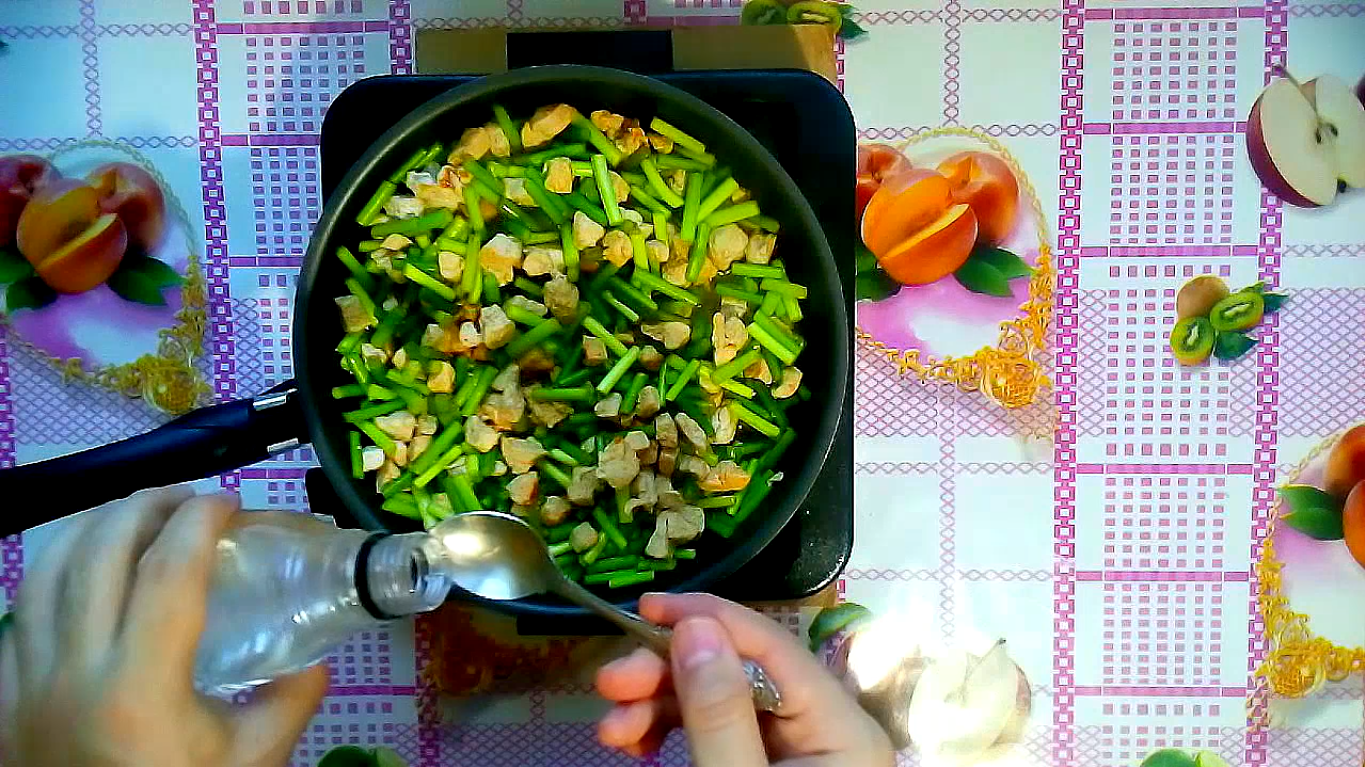 Garlic shoots with chicken / Very tasty and fast - My, Cooking, Recipe, Video recipe, Hen, Garlic, Longpost, Chinese cuisine, Video