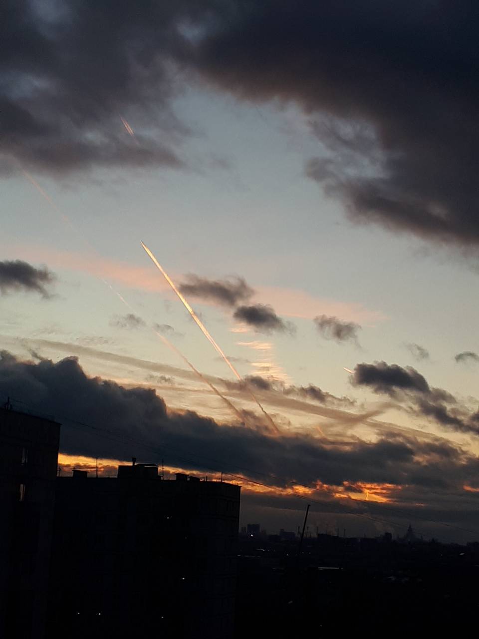 What's this? Rockets? - My, Rocket, What's this?, Longpost, Moscow, Airplane, Condensation trail