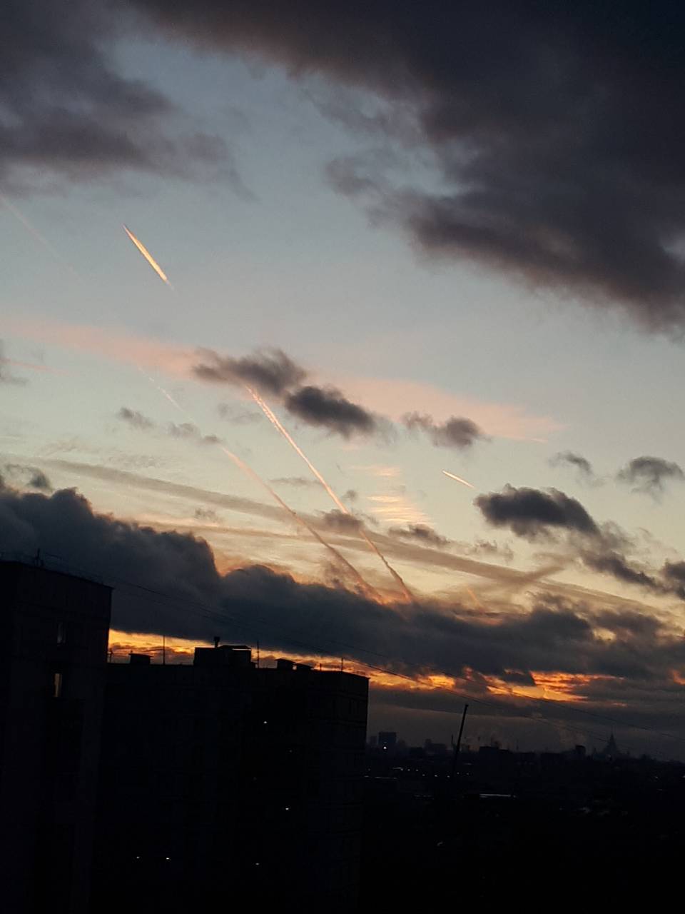 What's this? Rockets? - My, Rocket, What's this?, Longpost, Moscow, Airplane, Condensation trail