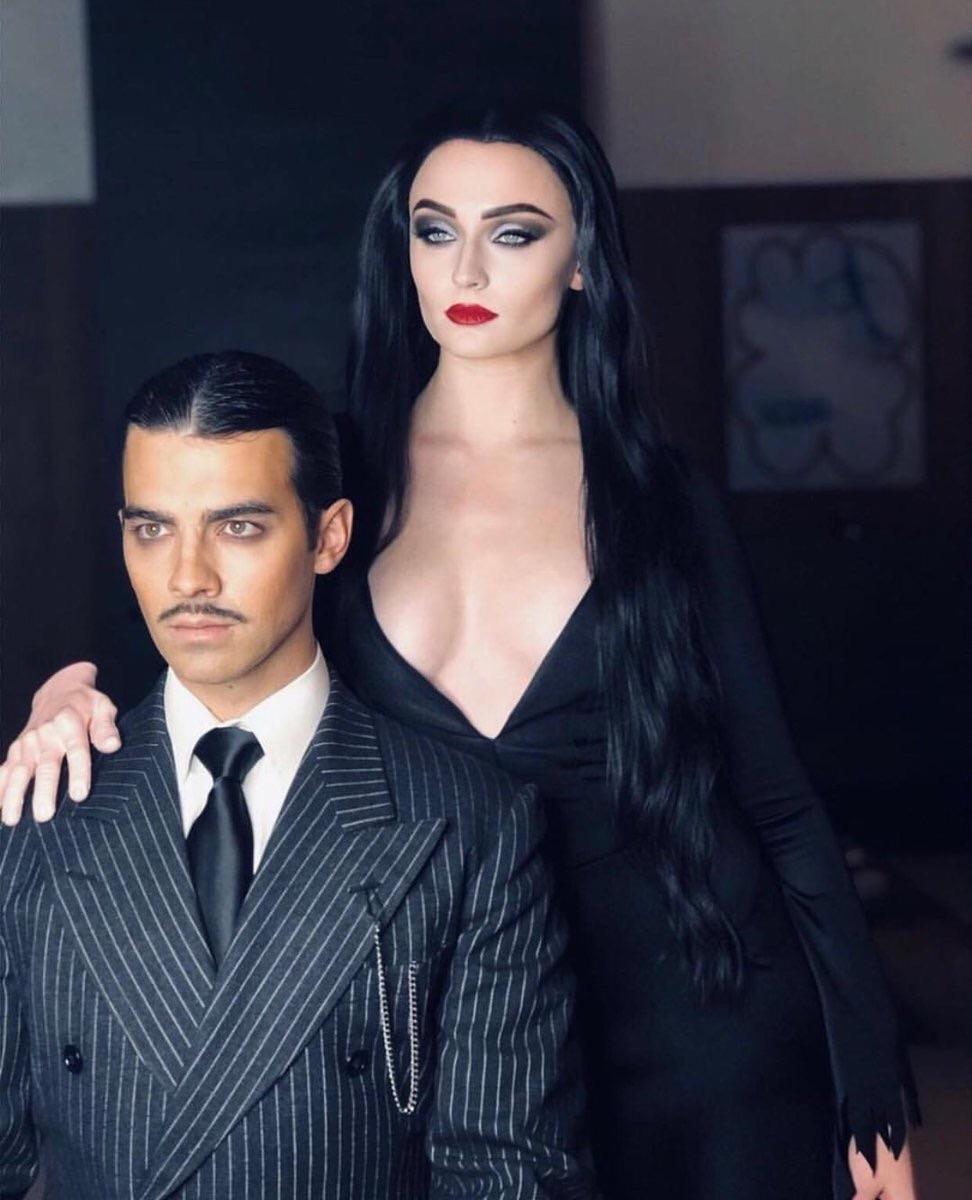 Joe Jonas and Sophie Turner as Gomez and Morticia Adams - Actors and actresses, The singers, Dressing up