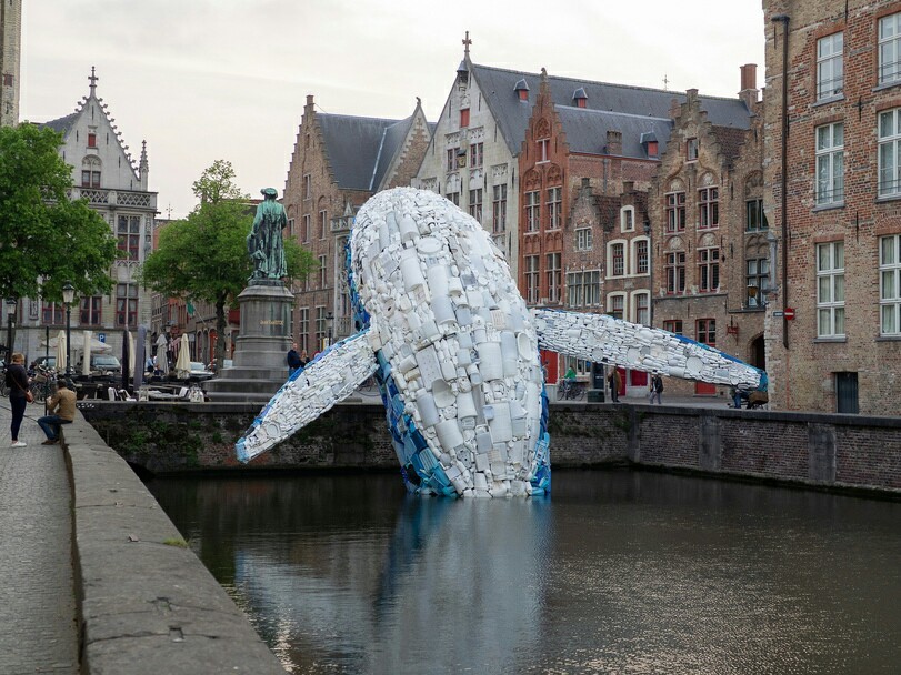 5 tons of plastic waste failed to sink to the bottom in Bruges - Bruges, Monument, Whale, Garbage