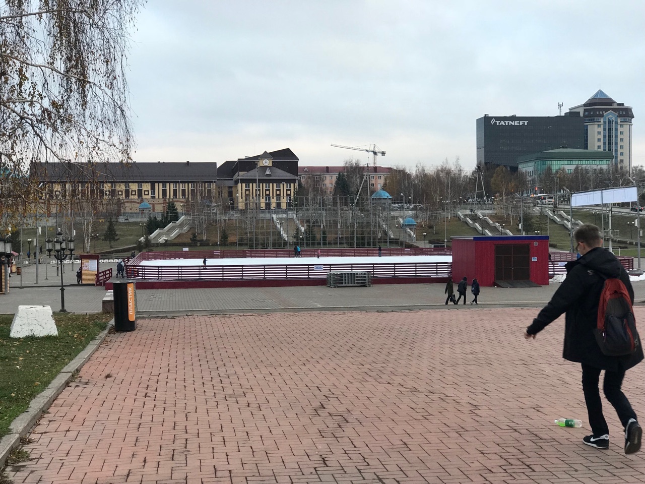 Почти всесезонный ледяной каток в нашем городе | Пикабу