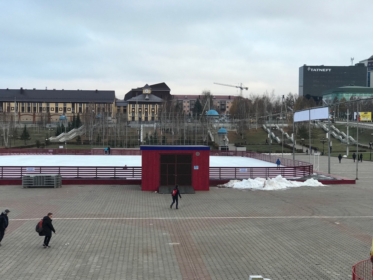 Почти всесезонный ледяной каток в нашем городе | Пикабу