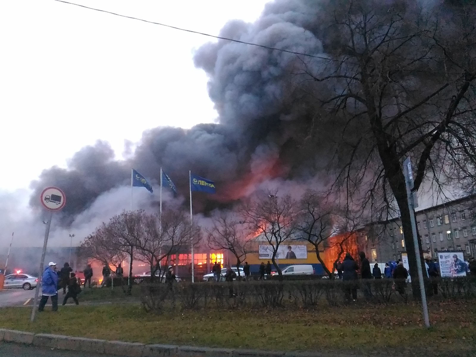 In St. Petersburg, the Lenta shopping center is on fire - My, Saint Petersburg, ribbon, Fire, Baltiysky Railway Station, Longpost, Negative