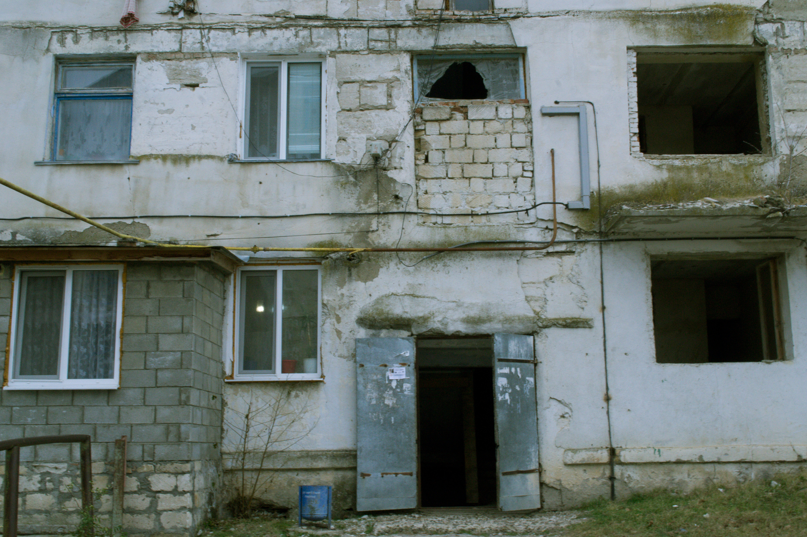 There are a couple of drunks left, and I will do repairs for you? Get over yourself! - My, Transnistria, Housing and communal services, Abandoned, Longpost