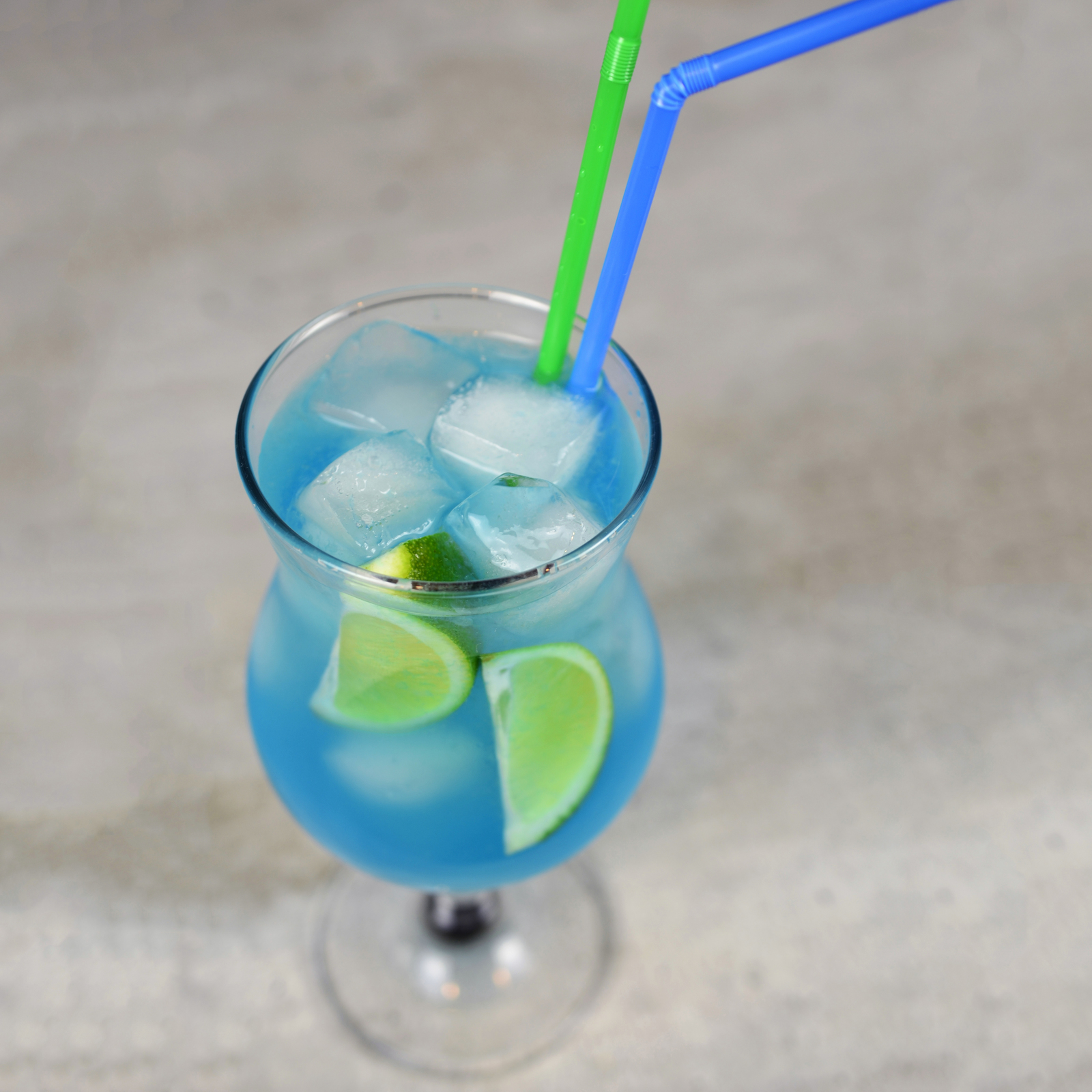 Какой коктейль сделать дома. Голубая Лагуна коктейль с Blue Curacao. Голубая Лагуна коктейль алкогольный. Голубая Лагуна коктейль безалкогольный. Голубая Лагуна Blue Lagoon коктейль.