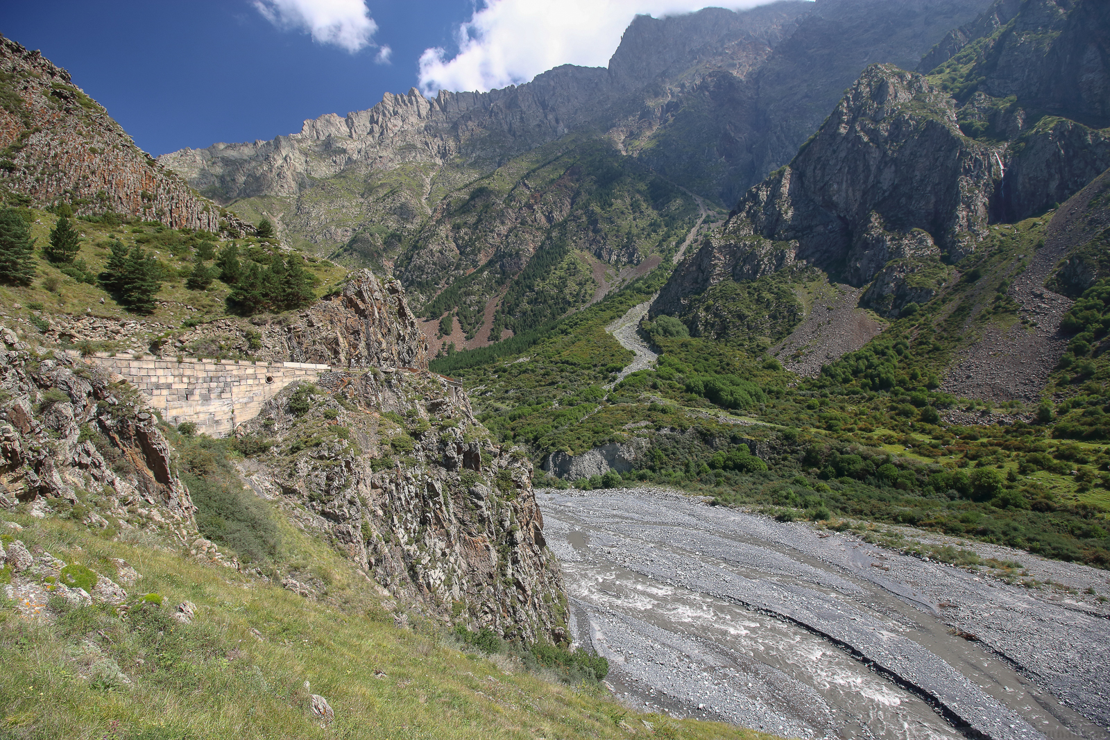 горное ущелье долина. почему в горных ущельях телевизионная. ущелье реки колумбия орегон. каньон ущелье уч-кош крым. цейское ущелье озеро.