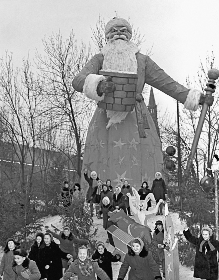 Новый Год в СССР (подборка фотографий) - СССР, Новый Год, Поздравление, Улица, Площадь, Дед Мороз, Люди, Подборка, Длиннопост