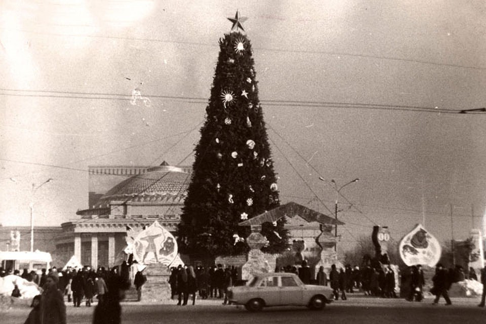 Новый Год в СССР (подборка фотографий) - СССР, Новый Год, Поздравление, Улица, Площадь, Дед Мороз, Люди, Подборка, Длиннопост