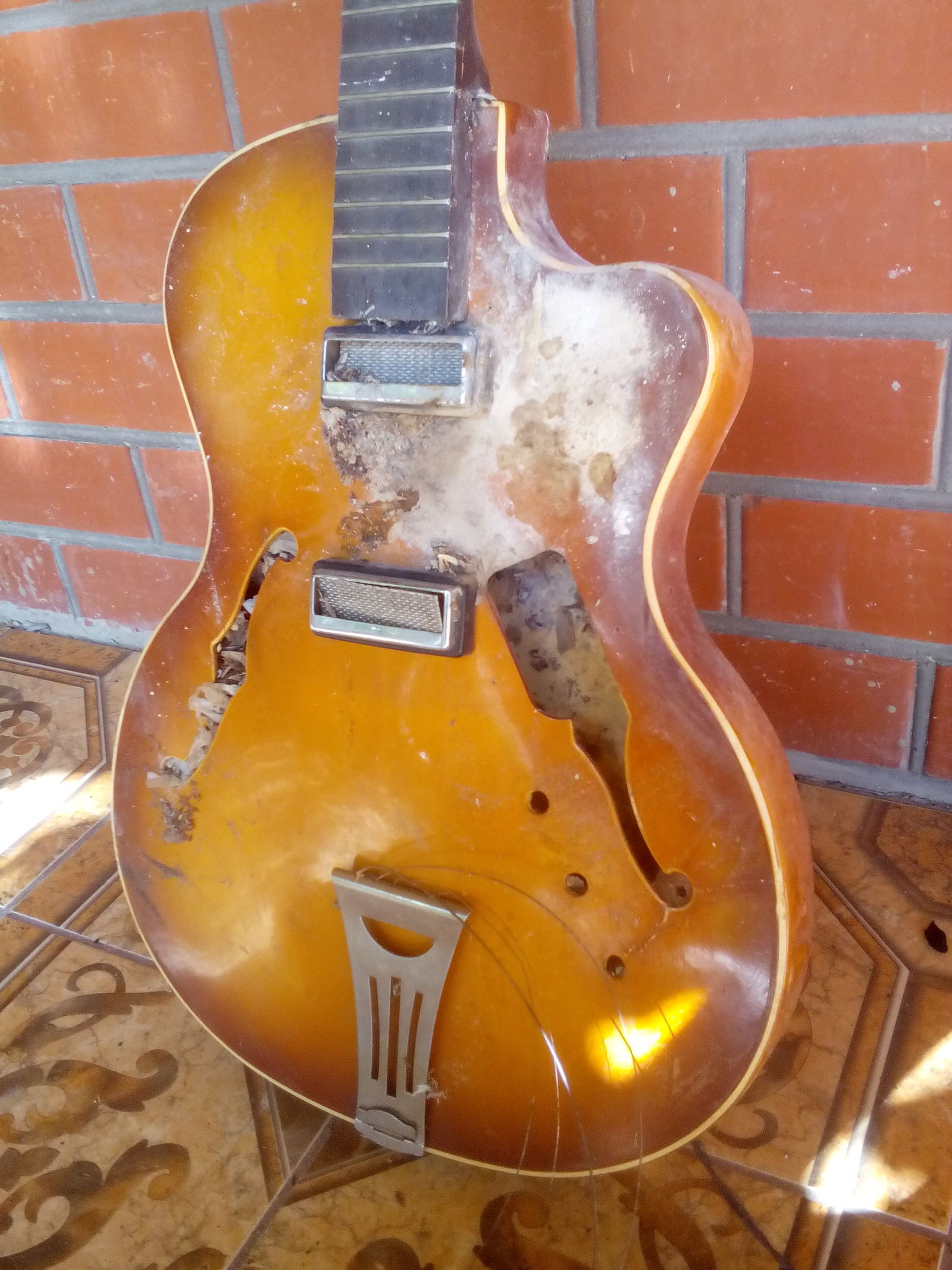 Semi-acoustic guitar rescued from the junkyard! - My, Guitar, , , The rescue, Musical instruments, Story, Electric guitar, Video, Longpost