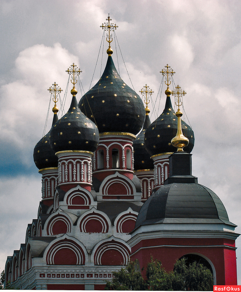 Церкви храмы купола. Храм с чёрными маковками Москва. Храм с тремя куполами. Церковь черные купола Барнаул.