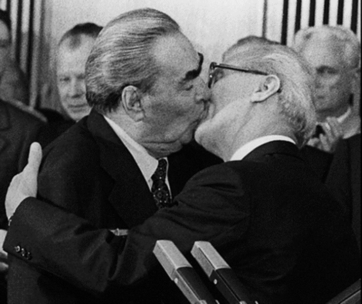Почему Брежнев целовал мужчин в губы? Тайна поцелуев Брежнева