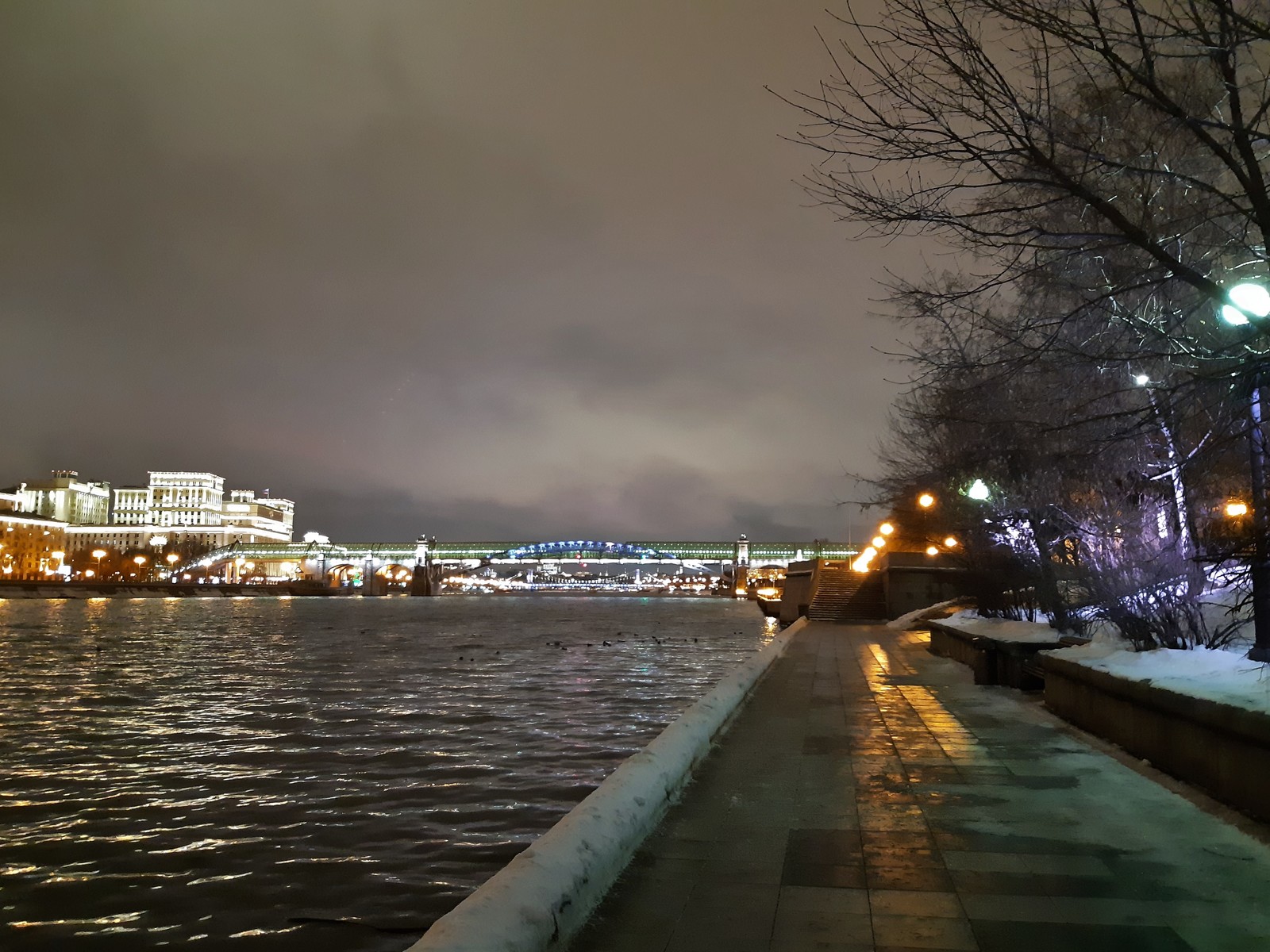 Нескучный сад в Москве вечером