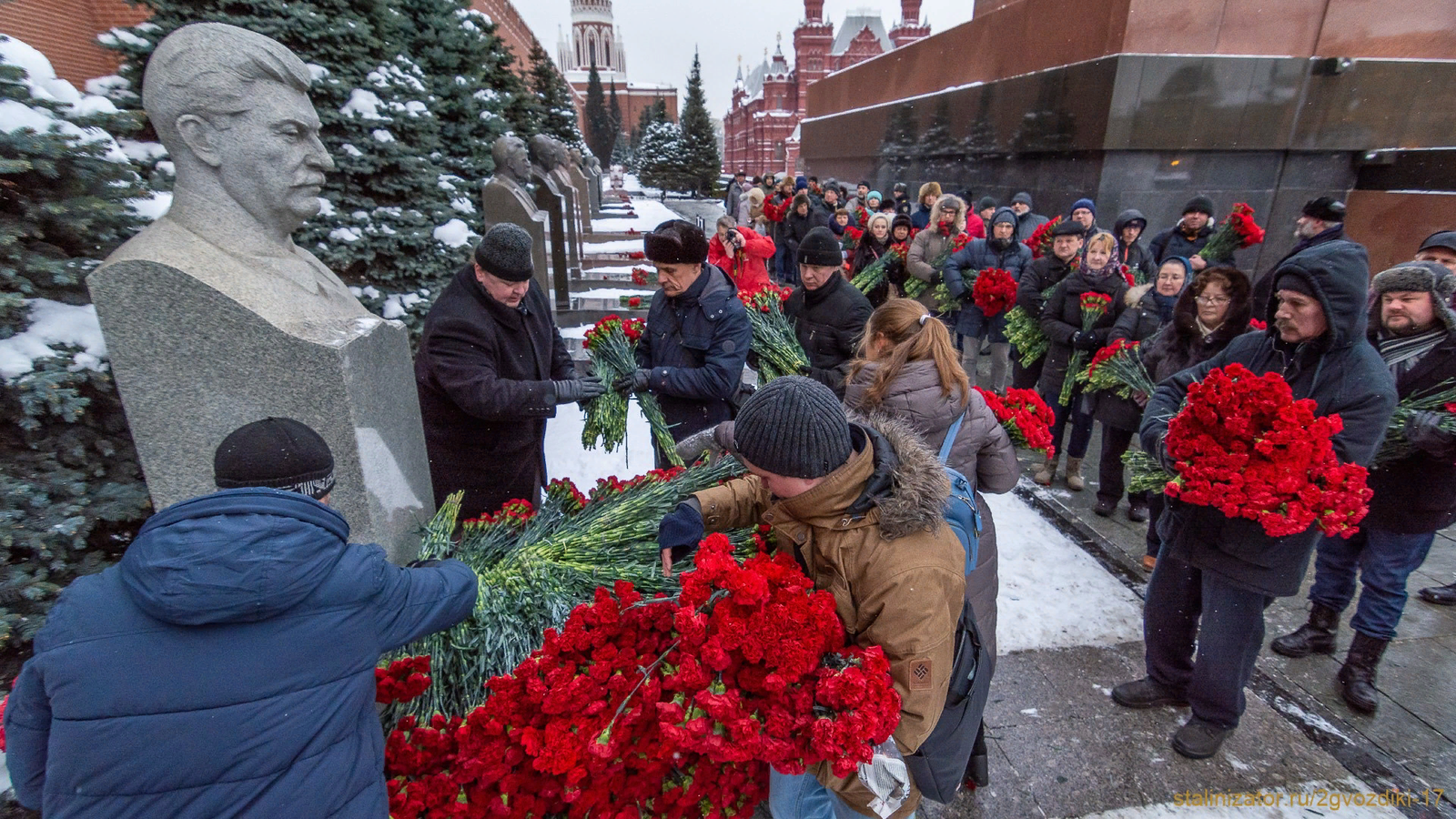 Record number of carnations on Stalin's grave - Stalin, Birthday, Copy-paste, Memory, People, No rating, Longpost