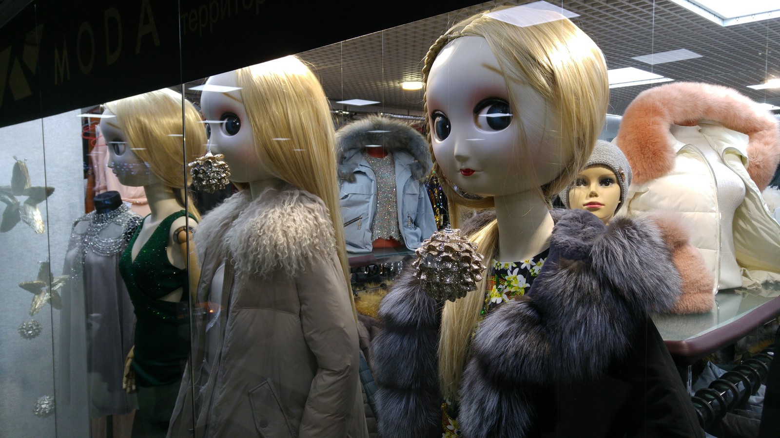 I saw the creepiest mannequins today - Dummy, Kripota, Showcase